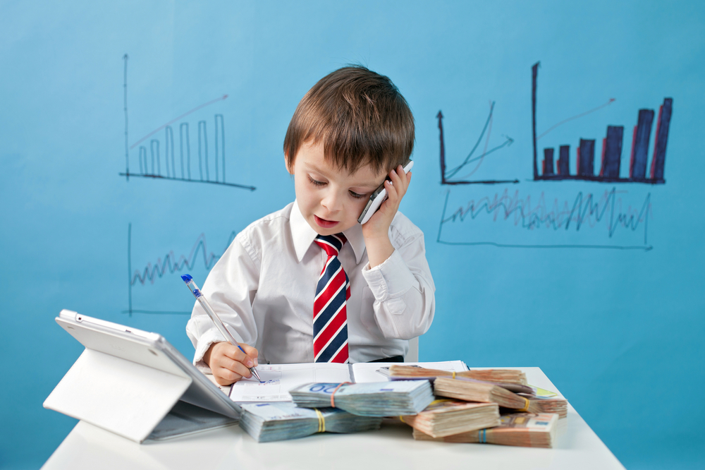 Educação financeira; menino estudando
