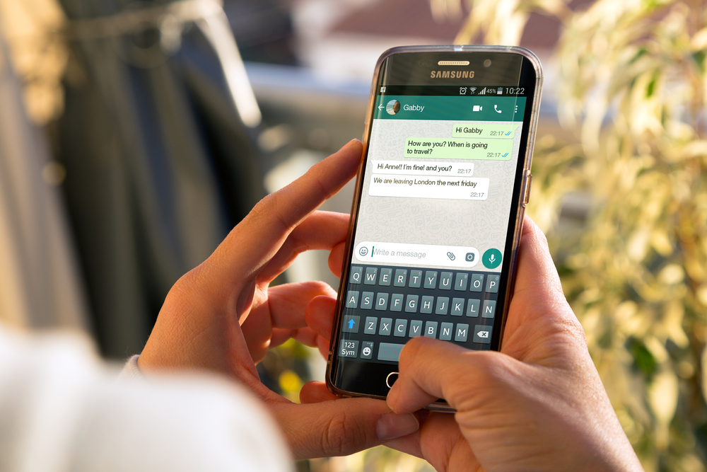 Mulher usa Whatsapp