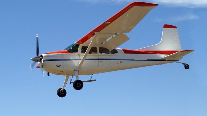 O avião Cessna 180 nos ares