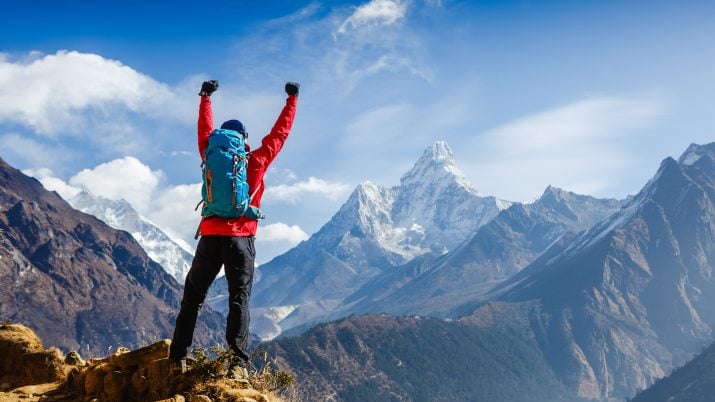 Alpinista chega ao topo da montanha