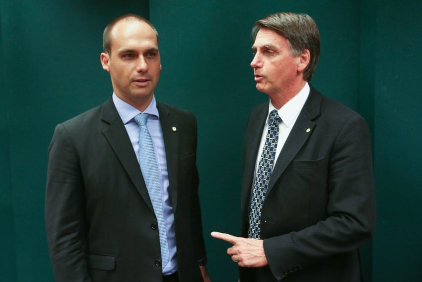 Eduardo Bolsonaro e Jair Bolsonaro conversando