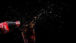 Fábrica da Coca-Cola suspende produção após suspeita de contaminação; entenda os riscos