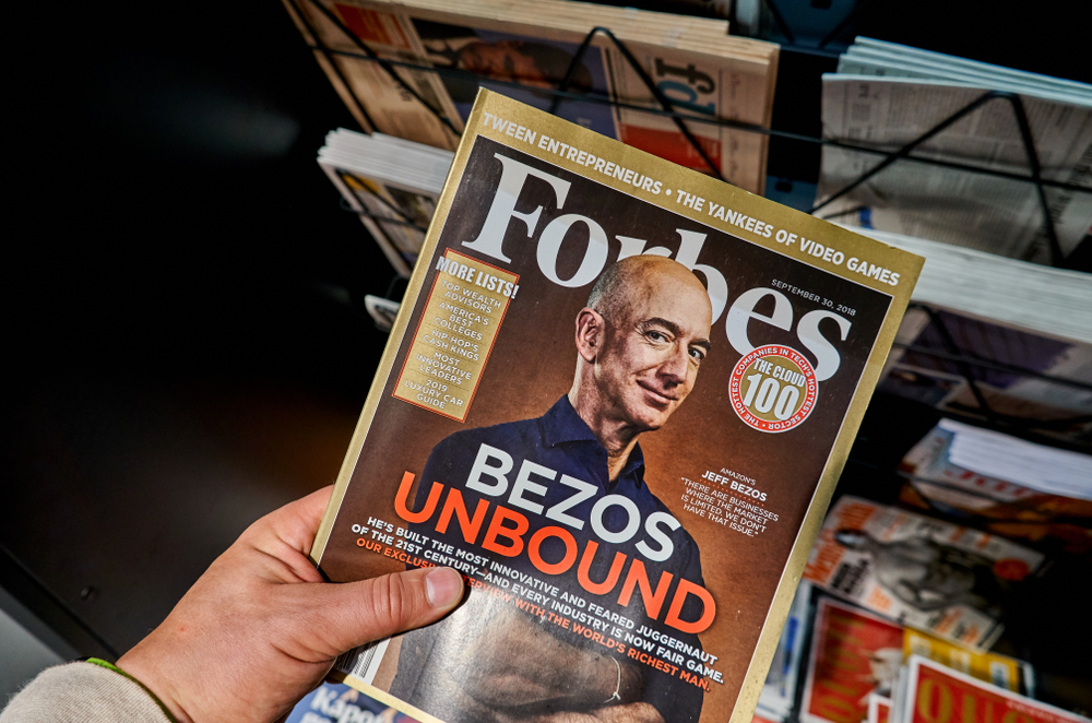 Jeff Bezos revolucionou o mundo dos livros e disputa o espaço com Elon  Musk; saiba como o dono da  se tornou o terceiro homem mais rico do  mundo - Seu Dinheiro