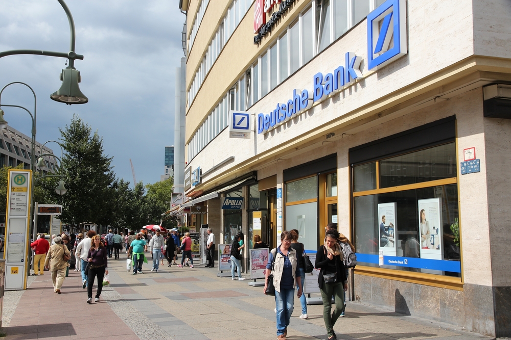 Pessoas caminham em frente à agência do Deutsche Bank em Berlin