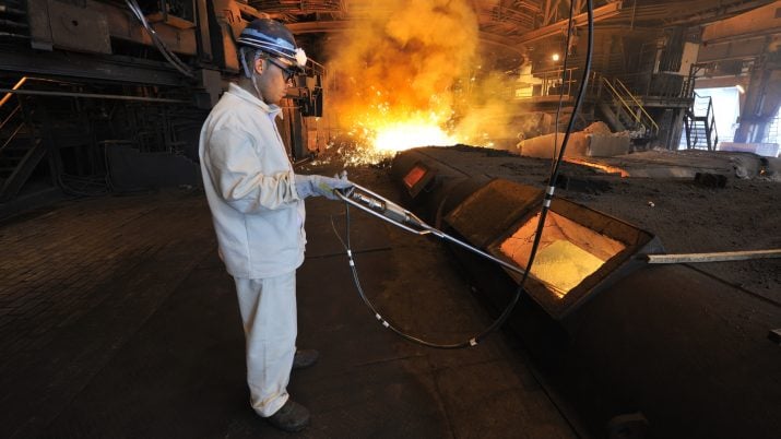 Trabalhador operando um alto-forno da Usiminas