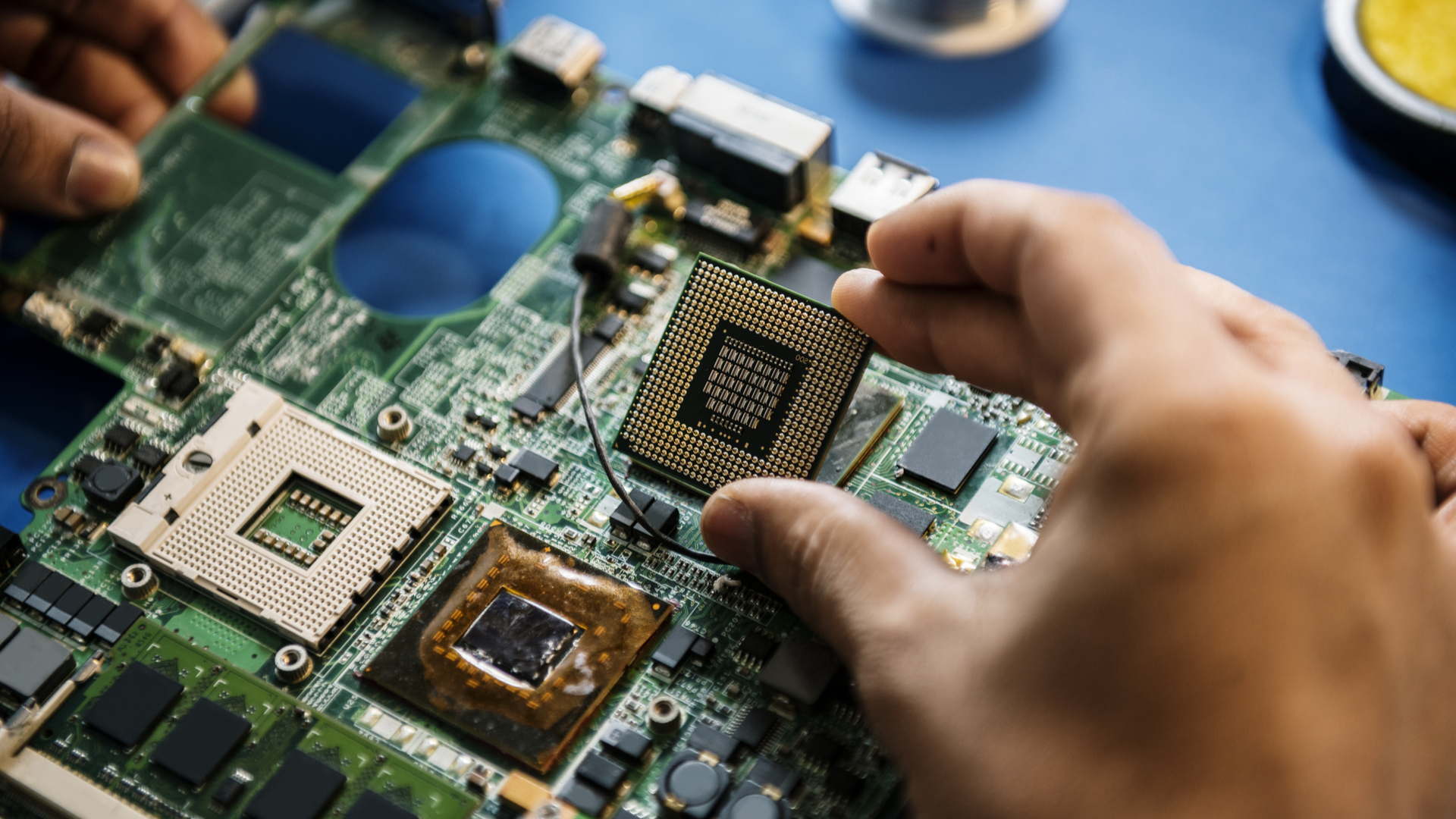 Pessoa colocando um chip numa placa de computador