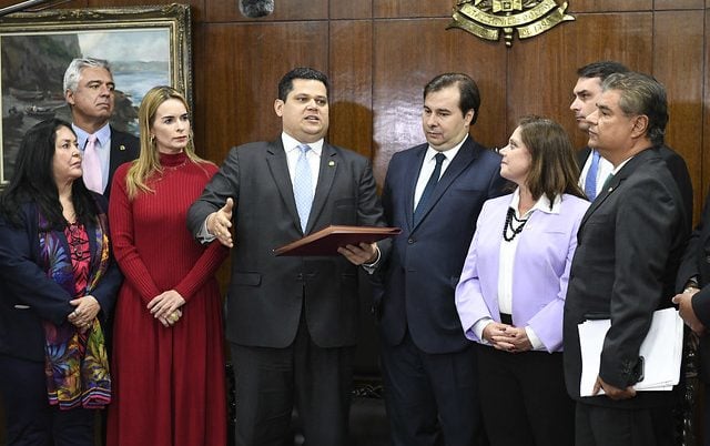 Presidente do Senado Federal, senador Davi Alcolumbre (DEM-AP), recebe a proposta da reforma da Previdência, entregue a ele pelo presidente da Câmara dos Deputados, deputado Rodrigo Maia (DEM-RJ)