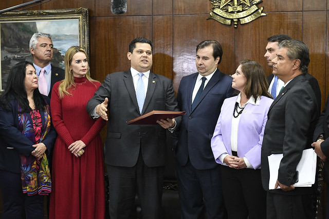 Presidente do Senado Federal, senador Davi Alcolumbre (DEM-AP), recebe a proposta da reforma da Previdência, entregue a ele pelo presidente da Câmara dos Deputados, deputado Rodrigo Maia (DEM-RJ)