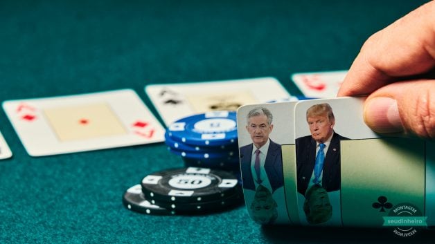 Montagem do Jerome Powell e Donald Trump com seus rostos em cartas de poker