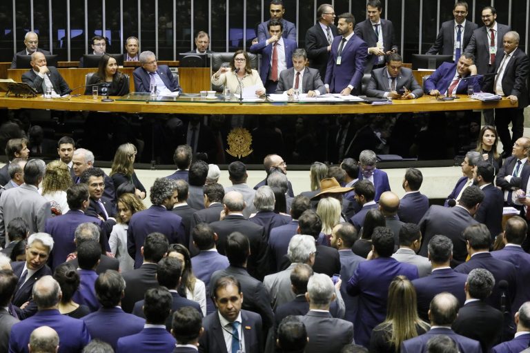 Sessão na Câmara dos Deputados; medida provisória, mp