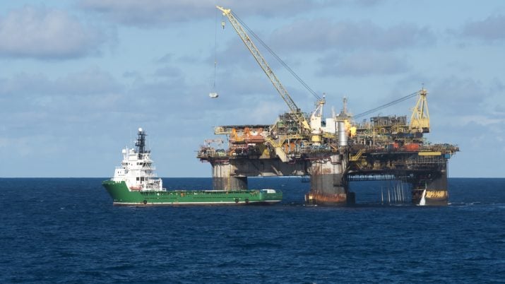 Plataforma de petróleo em alto mar