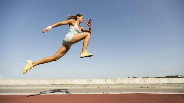 Atleta dá impulso para salto em distância