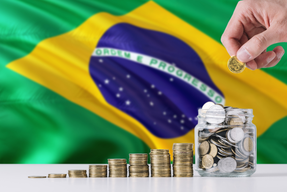 Bandeira do Brasil com dinheiro na frente