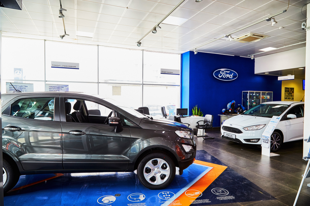 Loja com veículos da Ford