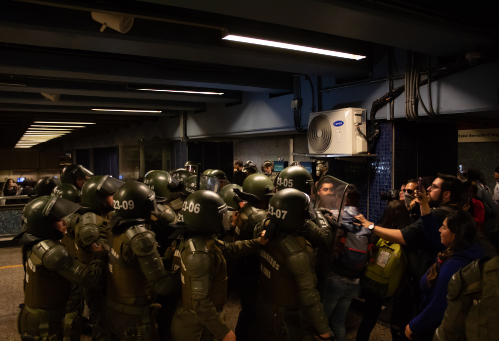 Manifestação na estação de metrô Los Heroes, em Santiago