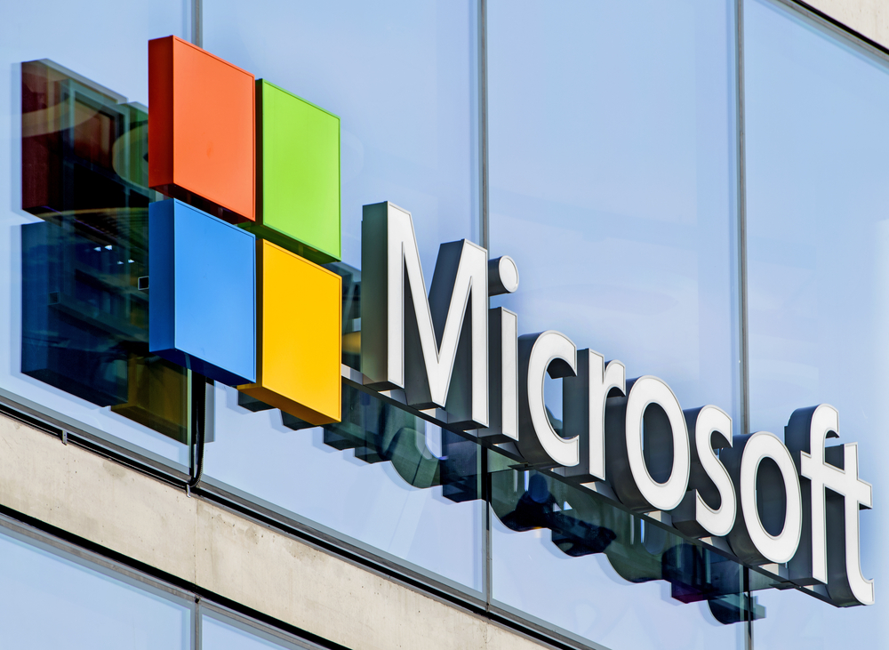 Logo da Microsoft (MSFT34) na fachada de um prédio