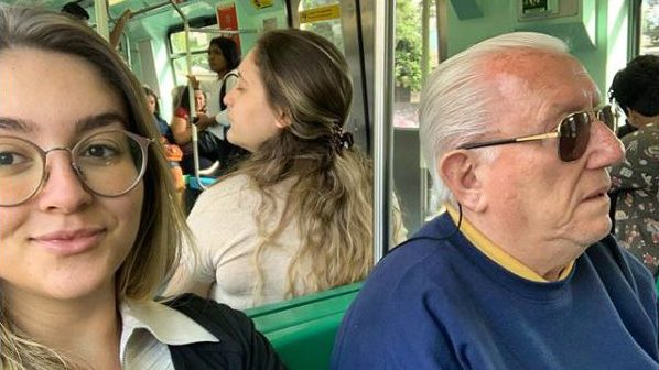 Luiz Barsi e sua filha Louise no metrô de São Paulo