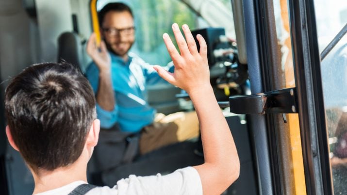 Homem acena para motorista de ônibus antes de embarcar