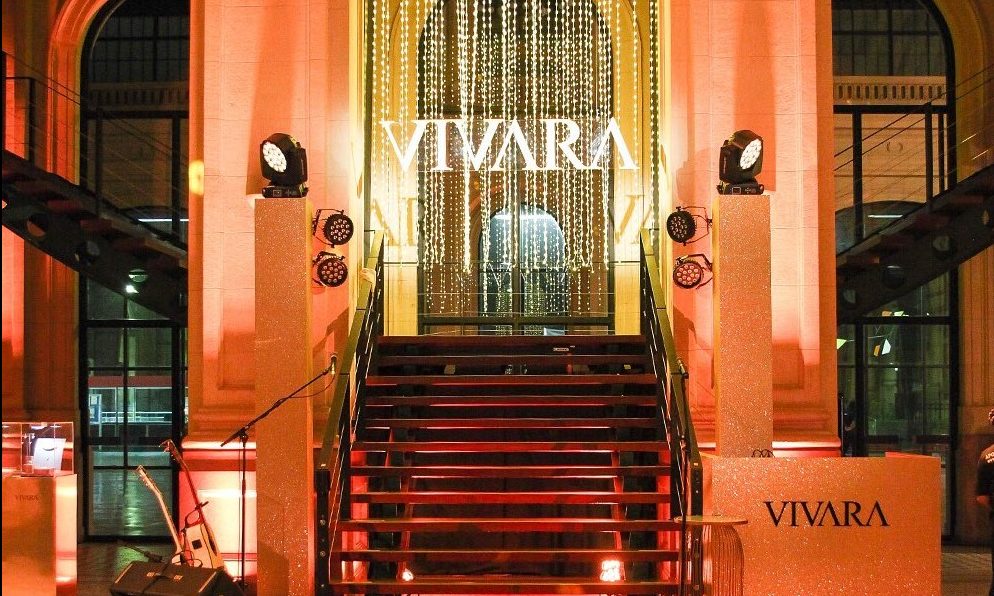 vivara (VVAR3), foto de escadarias com a logo da empresa ao fundo