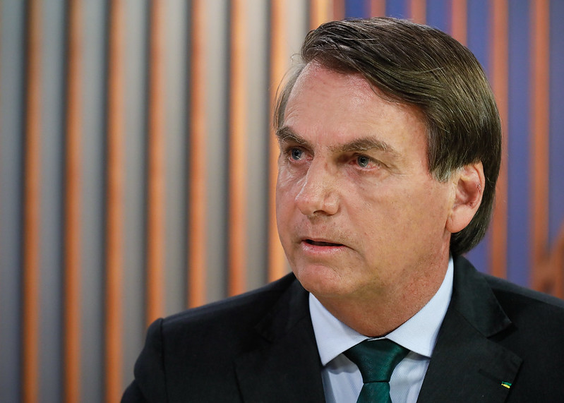 Não adianta botar a faca no meu pescoço”, diz Bolsonaro a servidores