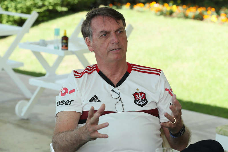 Bolsonaro conversa com a imprensa no Palácio da Alvorada