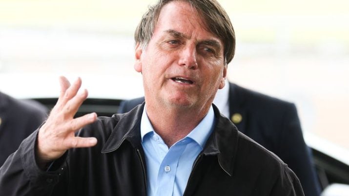 Presidente Jair Bolsonaro fala à imprensa ao chegar no Palácio da Alvorada