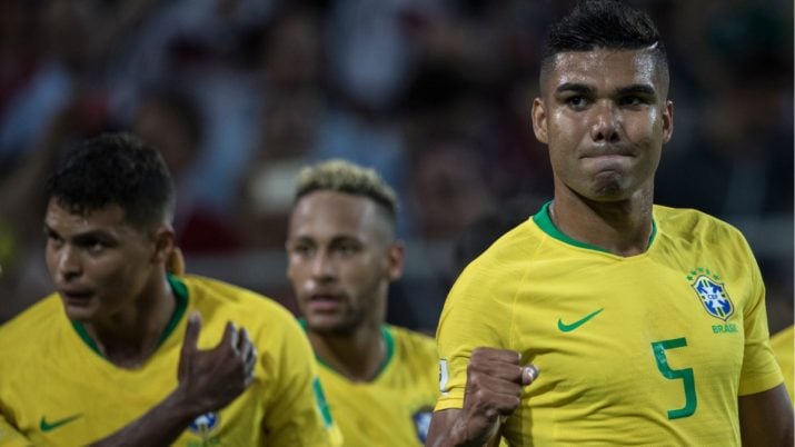 O zagueiro Tiago Silva (esquerda), o atacante Neymar e meio-campista Casemiro em jogo da seleção brasileira