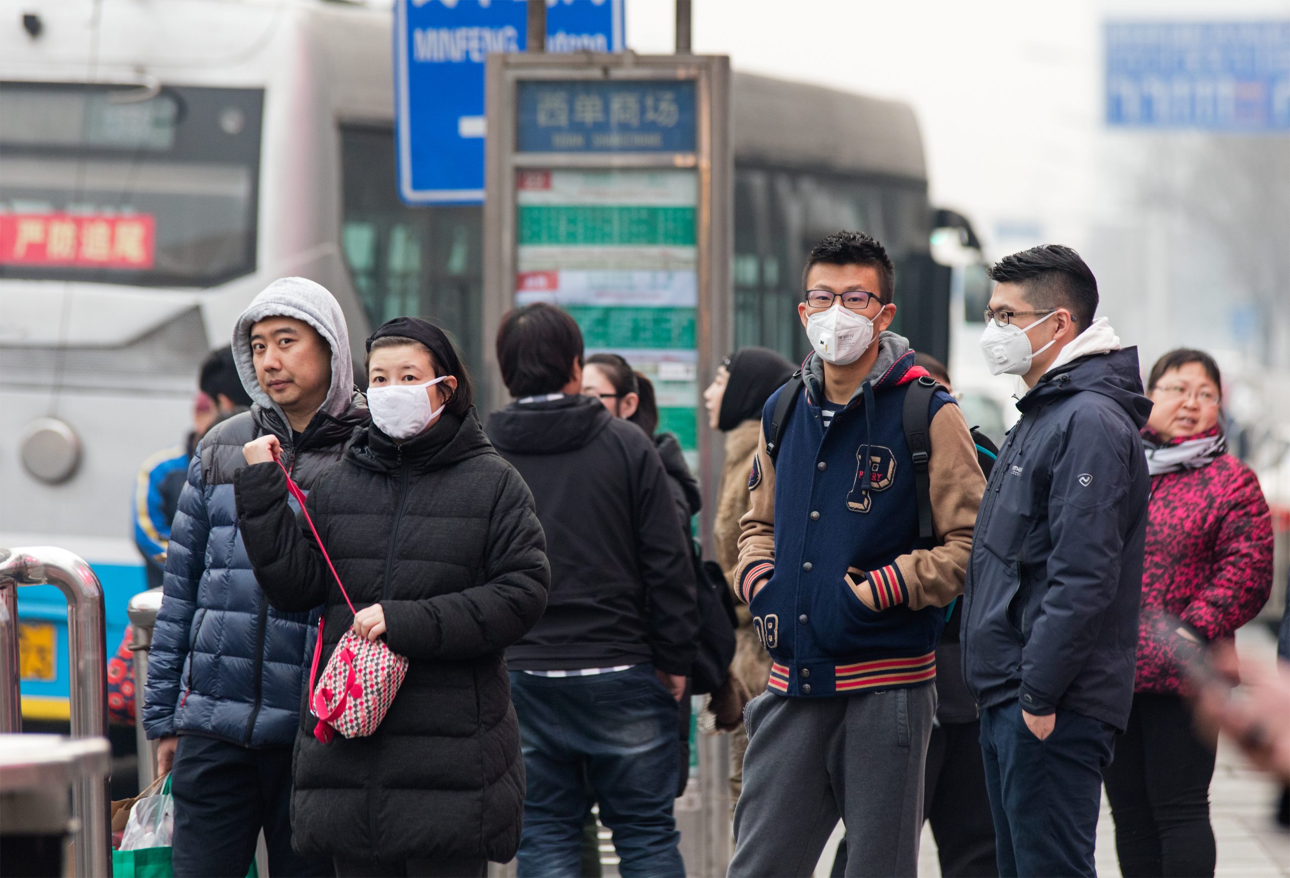 Pessoas de máscara na China.