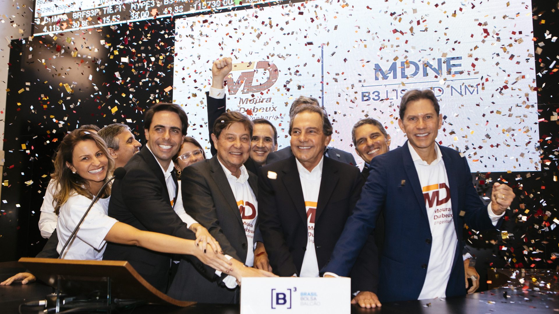 Representantes da Moura Dubeux, durante o toque de campainha que marca o início da oferta pública de ações
