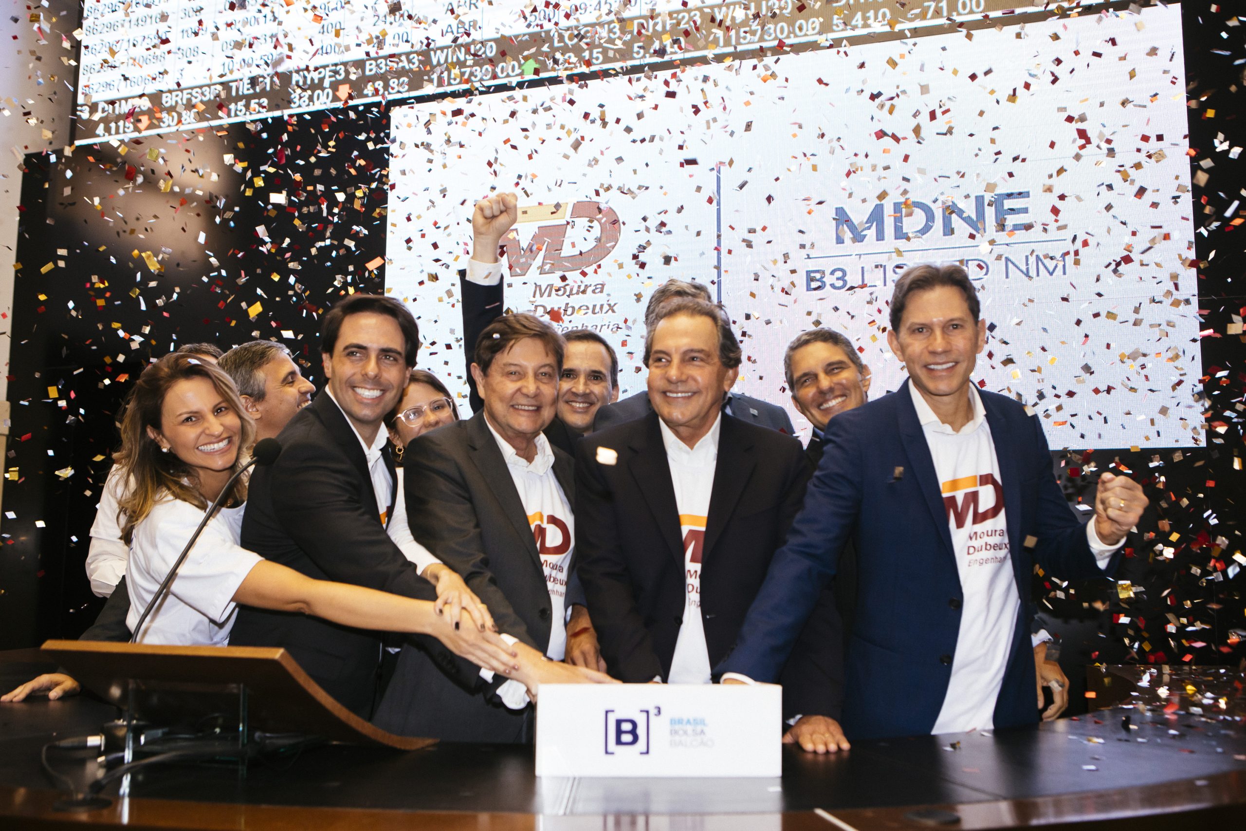 Representantes da Moura Dubeux, durante o toque de campainha que marca o início da oferta pública de ações