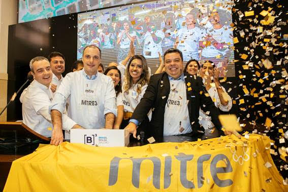Representantes da Mitre durante o toque de campainha na B3