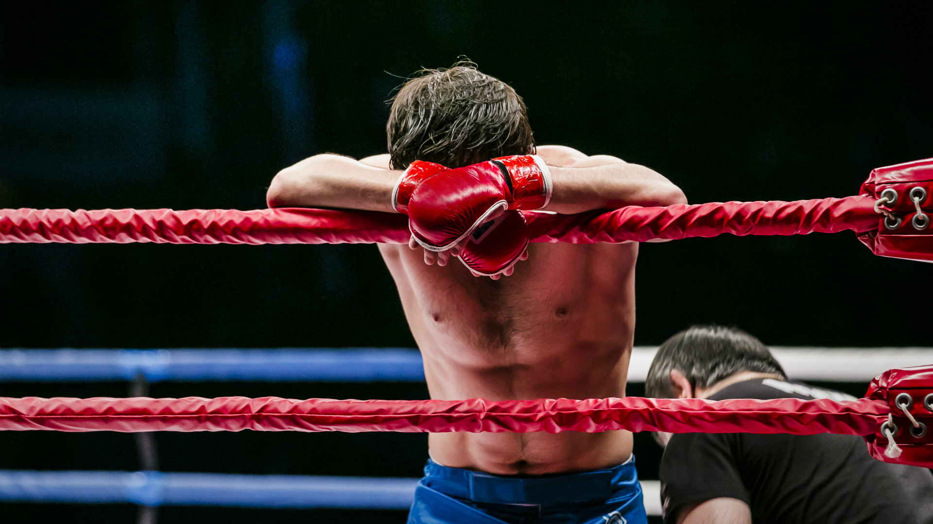 Boxeador cansado e abalado