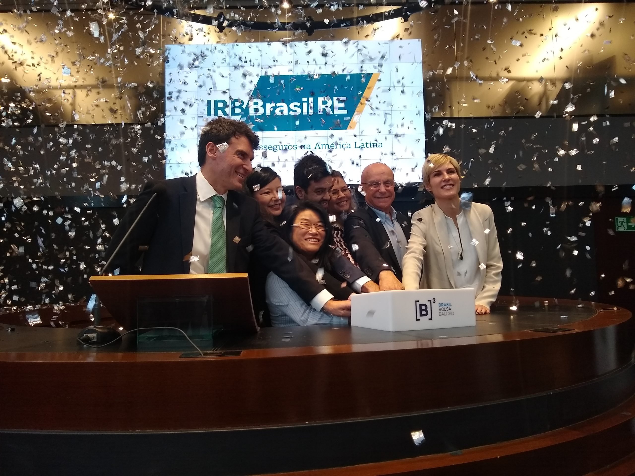 Executivos do IRB em cerimônia do IPO da empresa
