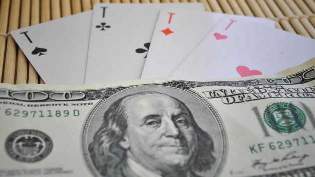 Cartas e dinheiro na mesa