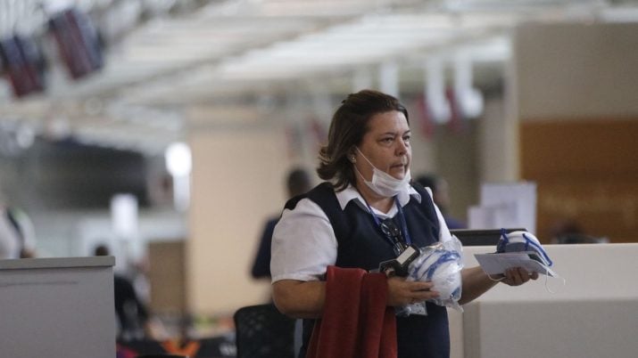 Passageiros e funcionários circulam vestindo máscaras contra o novo coronavírus (Covid-19) no Aeroporto Internacional Tom Jobim- Rio Galeão