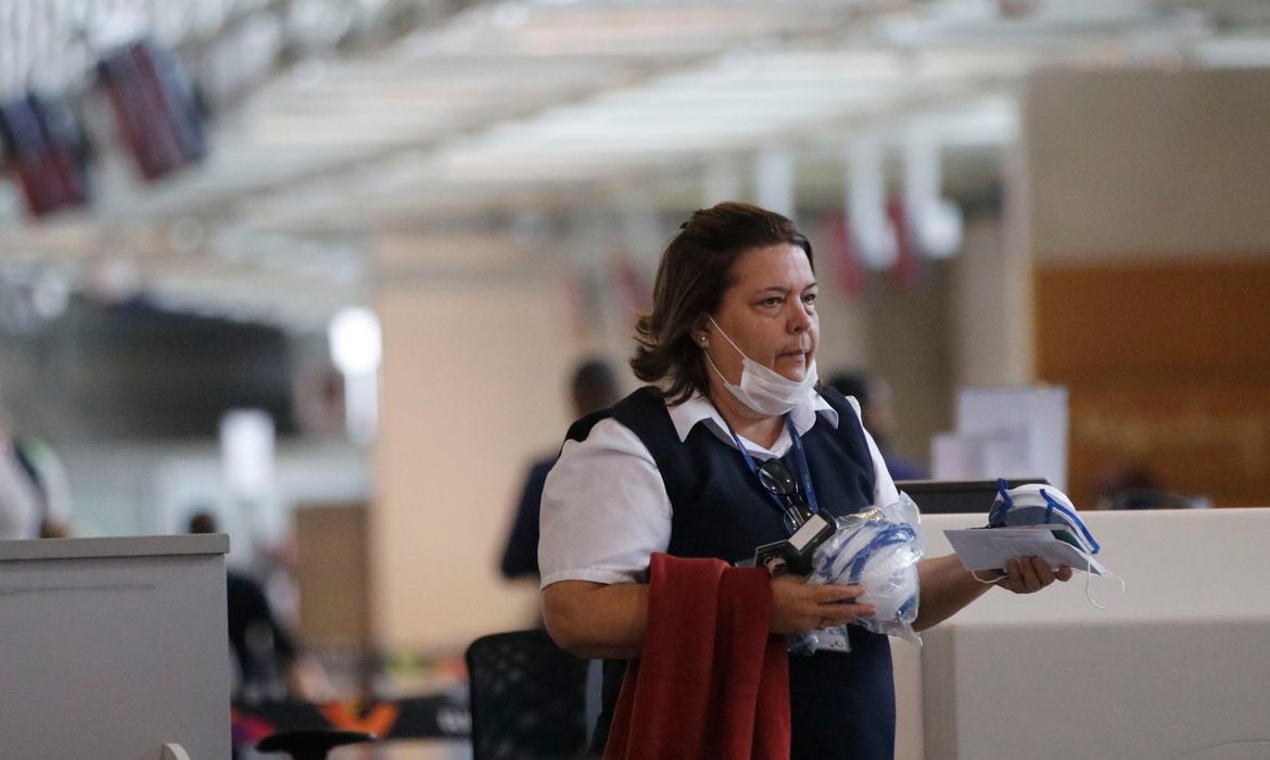 Passageiros e funcionários circulam vestindo máscaras contra o novo coronavírus (Covid-19) no Aeroporto Internacional Tom Jobim- Rio Galeão