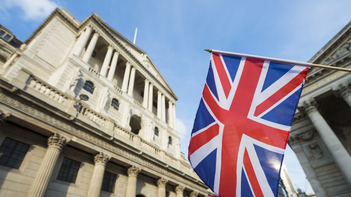 Bandeira do Reino Unido em frente ao Banco da Inglaterra