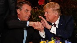 Bolsonaro é a razão da tarifa mais alta para o Brasil, admite membro do governo dos EUA — mas ele foge da pergunta sobre déficit comercial