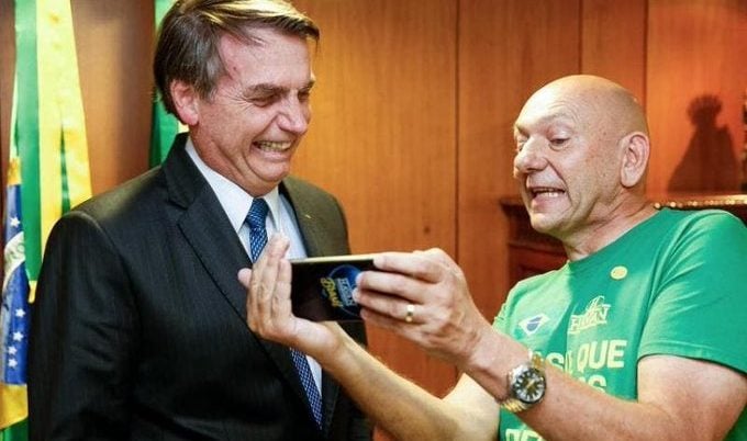 O presidente Jair Bolsonaro ao lado de Luciano Hang, da Havan