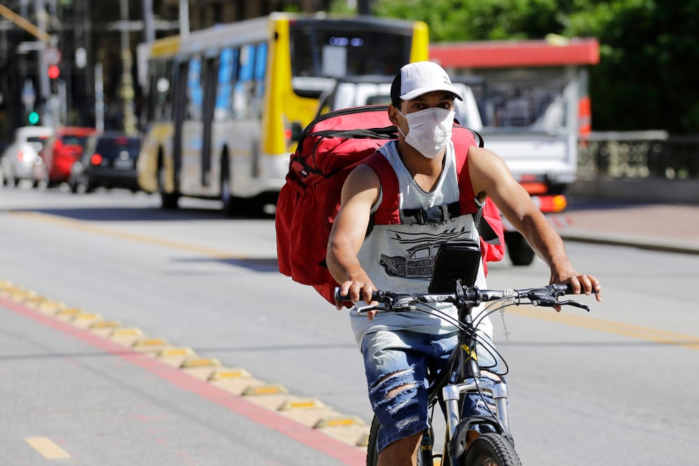 Fotografia de um motorista de entrega por aplicativo
