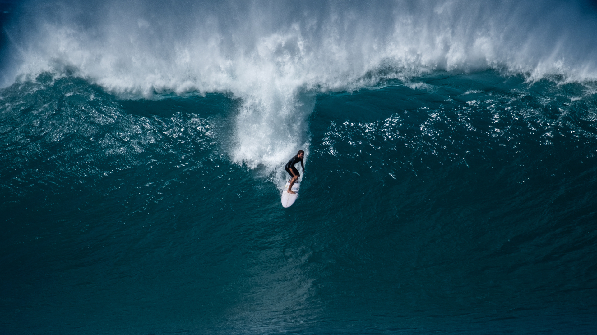Surfista em onda gigante