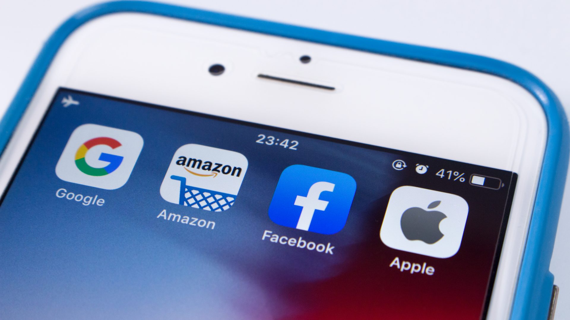 Ícones das empresas big techs - Google, Amazon, Facebook e Apple - em uma tela de celular