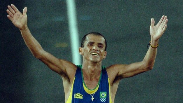O atleta brasileiro Vanderlei Cordeiro de Lima conclui a maratona durante os Jogos Olímpicos de Atenas, em 2004.
