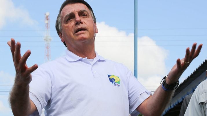 Presidente Jair Bolsonaro durante plantio de árvore amazônica no marco do Programa Caixa Refloresta