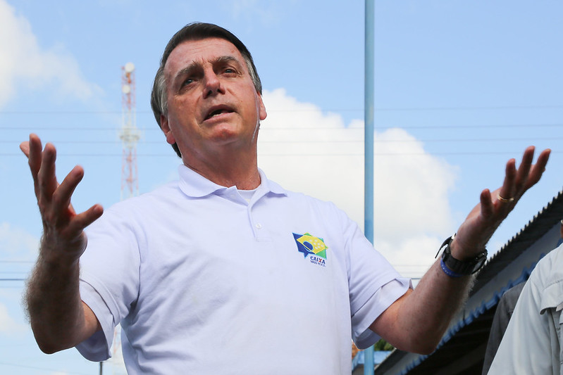 Presidente Jair Bolsonaro durante plantio de árvore amazônica no marco do Programa Caixa Refloresta