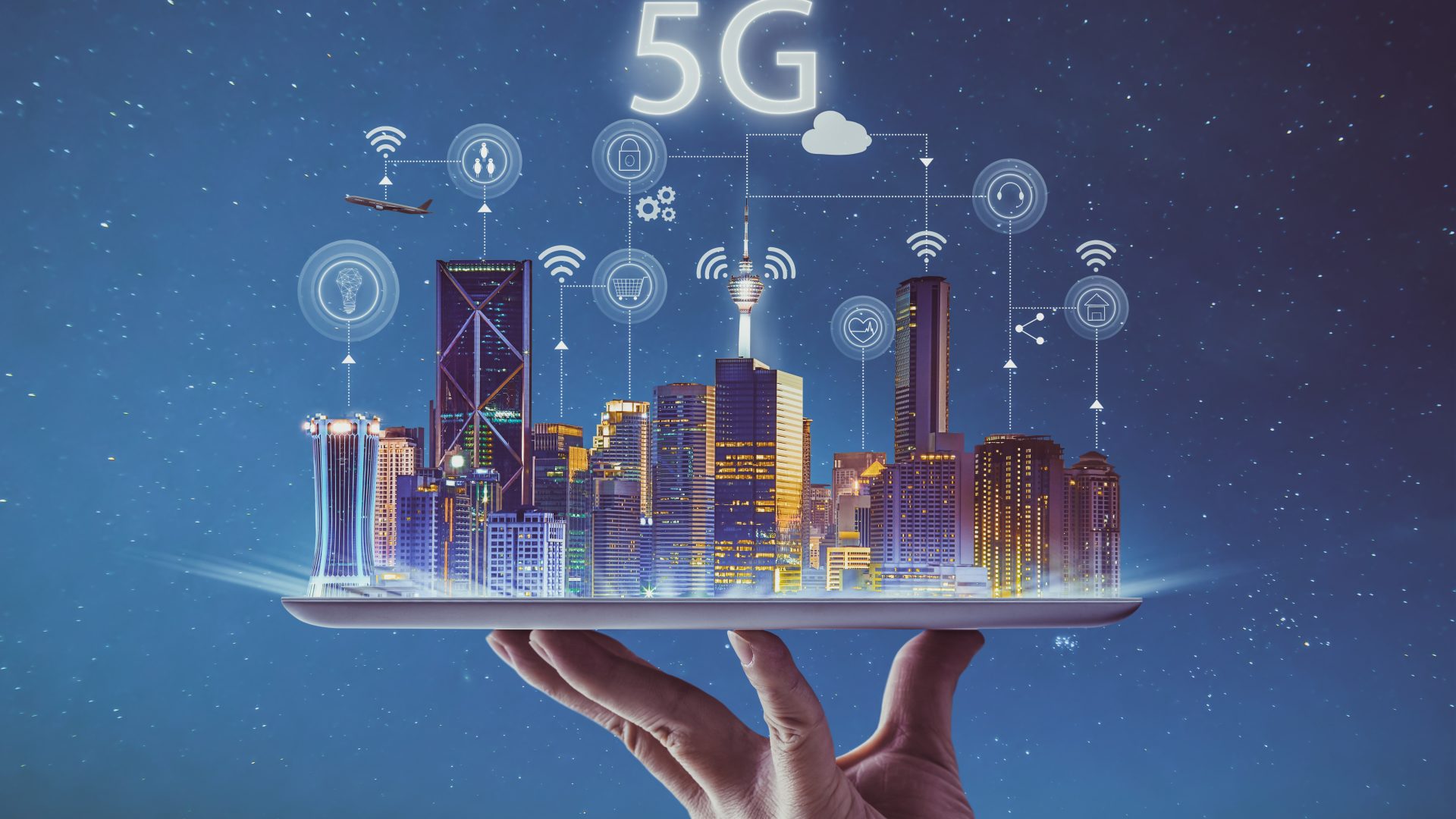 Mão segura bandeja com prédios conectados emulando rede 5g