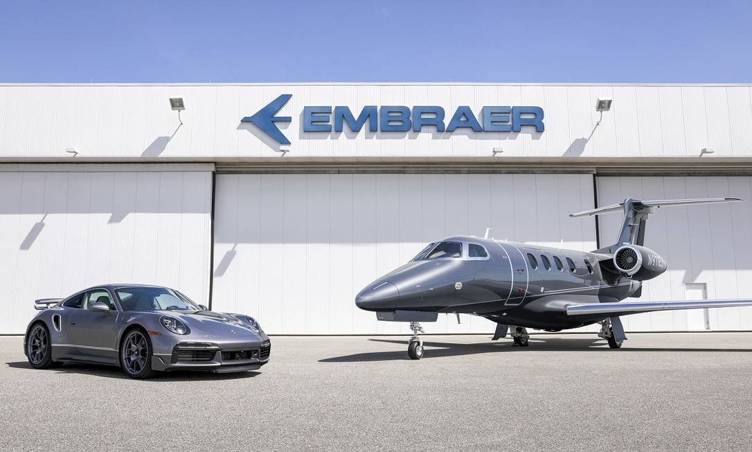 Veículo e avião desenvolvidos por Porsche e Embraer