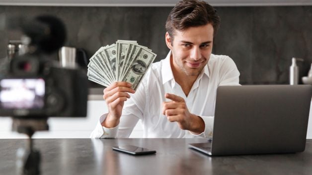 Homem grava vídeo mostrando notas de dinheiro