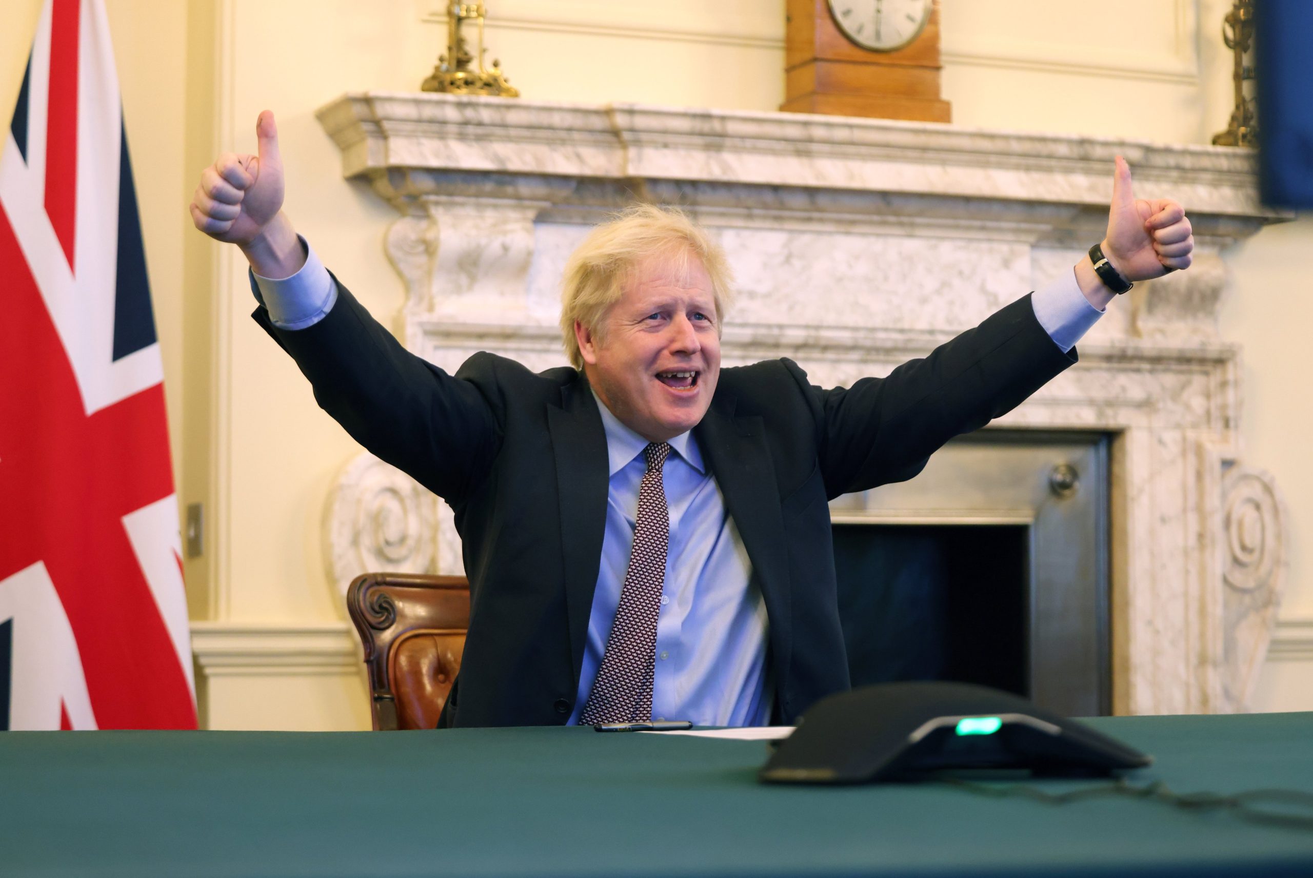 Boris Johnson comemora acordo com União Europeia para comércio pós-Brexit