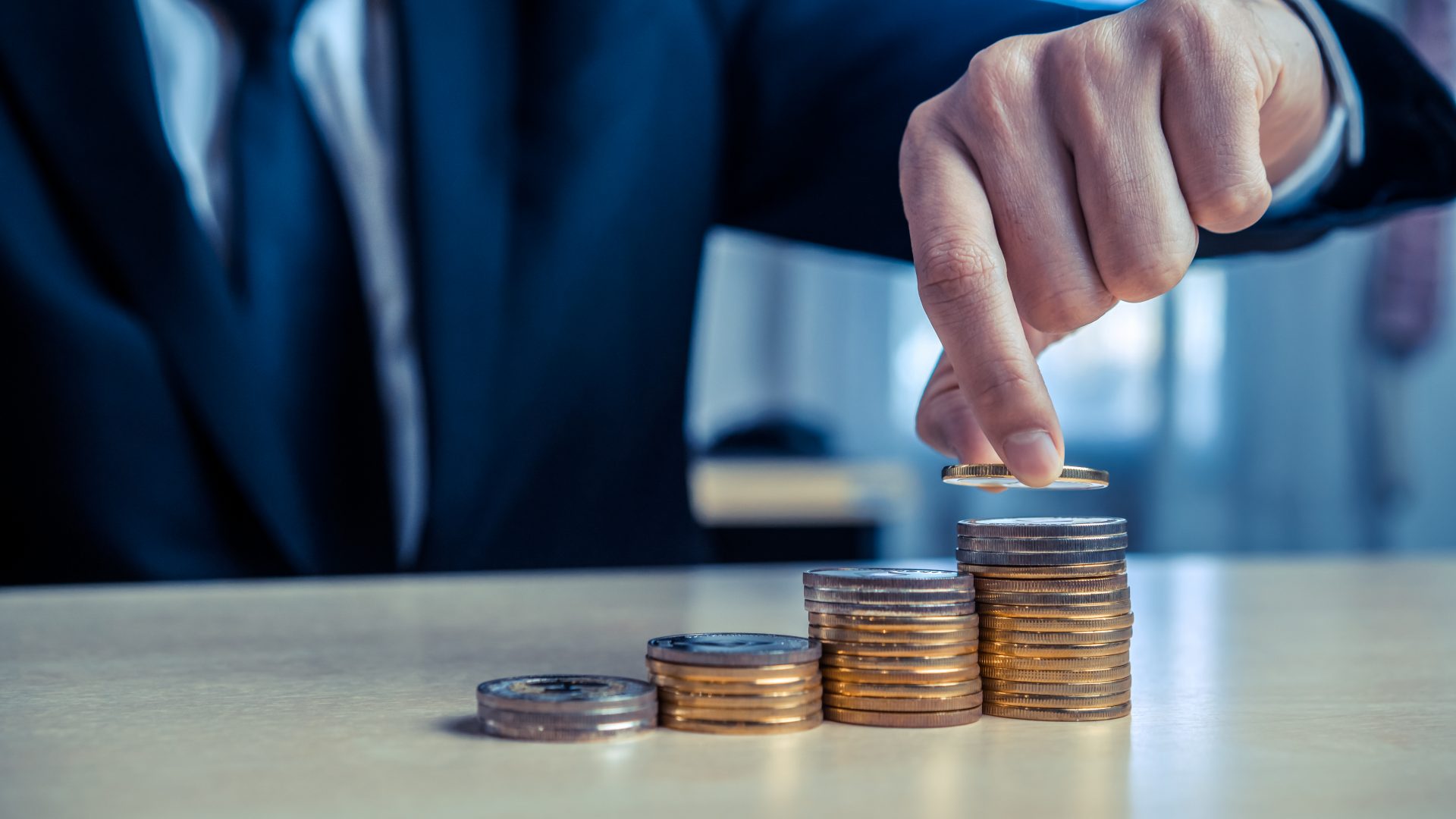 moedas em fileira, simbolizando dividendos e juros sobre capital próprio